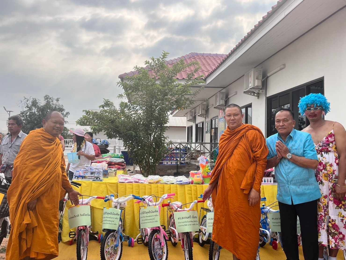 วันที่ 13 มกราคม 2567 นายยศพล นนท์ขุนทด นายก อบต.ด่านใน พร้อมคณะผู้บริหาร ประธานสภา ส.อบต. พนักงานส่วนตำบล พนักงานจ้าง ได้จัดโครงการวันเด็กแห่งชาติ ประจำปี 2567 ณ ศูนย์พัฒนาเด็กเล็ก อบต.ด่านใน ขอขอบพระคุณ ผู้ปกครองผู้ใหญ่ใจดีทุกท่านที่สนับสนุนของรางวัลให้กับเด็กๆ