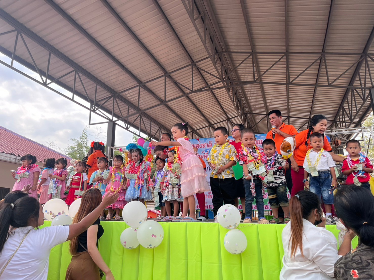 วันที่ 13 มกราคม 2567 นายยศพล นนท์ขุนทด นายก อบต.ด่านใน พร้อมคณะผู้บริหาร ประธานสภา ส.อบต. พนักงานส่วนตำบล พนักงานจ้าง ได้จัดโครงการวันเด็กแห่งชาติ ประจำปี 2567 ณ ศูนย์พัฒนาเด็กเล็ก อบต.ด่านใน ขอขอบพระคุณ ผู้ปกครองผู้ใหญ่ใจดีทุกท่านที่สนับสนุนของรางวัลให้กับเด็กๆ