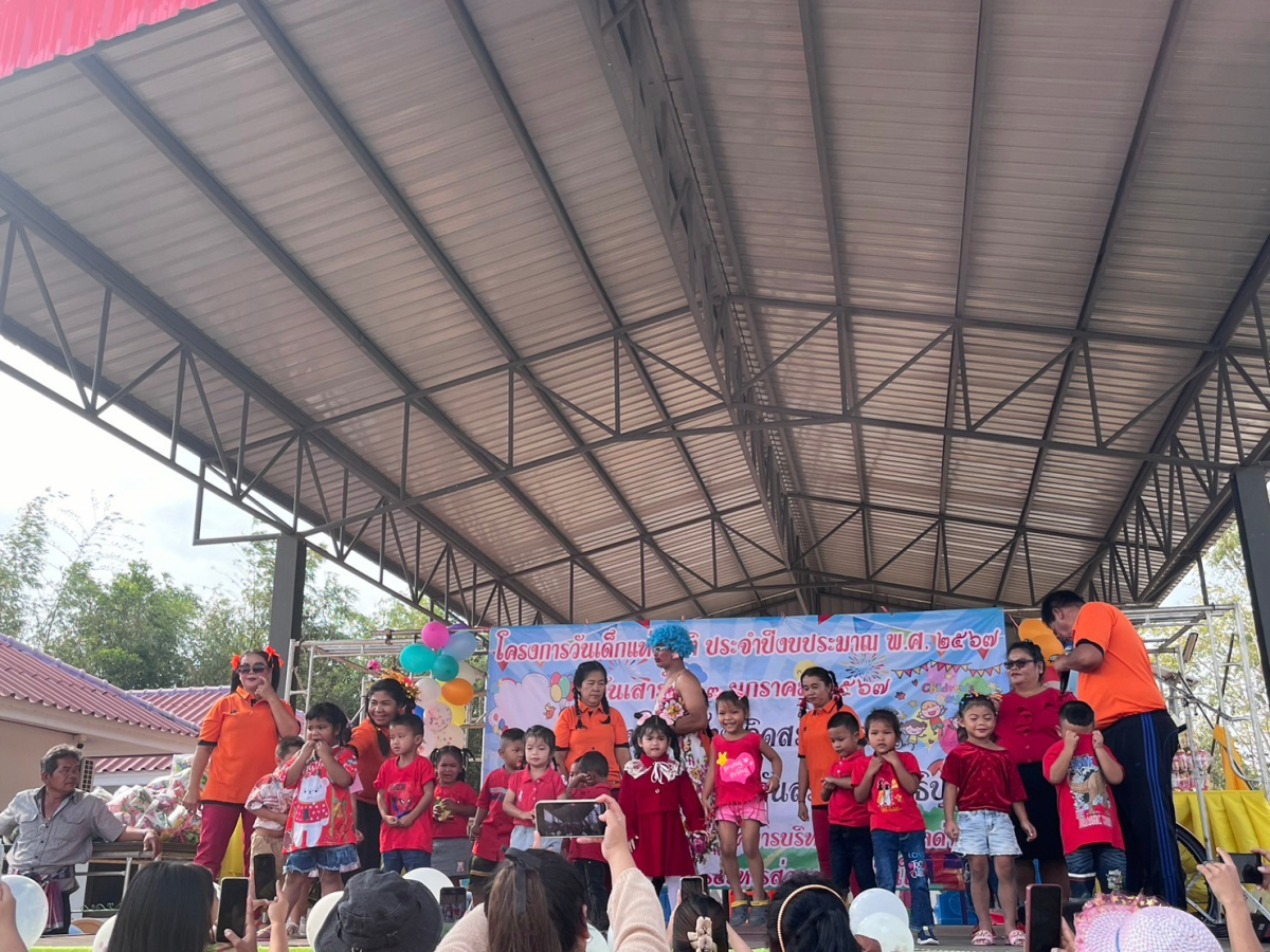 วันที่ 13 มกราคม 2567 นายยศพล นนท์ขุนทด นายก อบต.ด่านใน พร้อมคณะผู้บริหาร ประธานสภา ส.อบต. พนักงานส่วนตำบล พนักงานจ้าง ได้จัดโครงการวันเด็กแห่งชาติ ประจำปี 2567 ณ ศูนย์พัฒนาเด็กเล็ก อบต.ด่านใน ขอขอบพระคุณ ผู้ปกครองผู้ใหญ่ใจดีทุกท่านที่สนับสนุนของรางวัลให้กับเด็กๆ