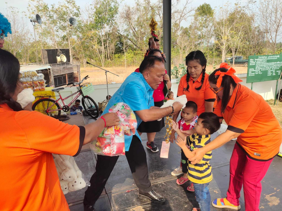 วันที่ 13 มกราคม 2567 นายยศพล นนท์ขุนทด นายก อบต.ด่านใน พร้อมคณะผู้บริหาร ประธานสภา ส.อบต. พนักงานส่วนตำบล พนักงานจ้าง ได้จัดโครงการวันเด็กแห่งชาติ ประจำปี 2567 ณ ศูนย์พัฒนาเด็กเล็ก อบต.ด่านใน ขอขอบพระคุณ ผู้ปกครองผู้ใหญ่ใจดีทุกท่านที่สนับสนุนของรางวัลให้กับเด็กๆ