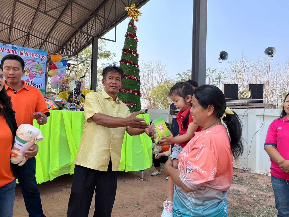 วันที่ 13 มกราคม 2567 นายยศพล นนท์ขุนทด นายก อบต.ด่านใน พร้อมคณะผู้บริหาร ประธานสภา ส.อบต. พนักงานส่วนตำบล พนักงานจ้าง ได้จัดโครงการวันเด็กแห่งชาติ ประจำปี 2567 ณ ศูนย์พัฒนาเด็กเล็ก อบต.ด่านใน ขอขอบพระคุณ ผู้ปกครองผู้ใหญ่ใจดีทุกท่านที่สนับสนุนของรางวัลให้กับเด็กๆ