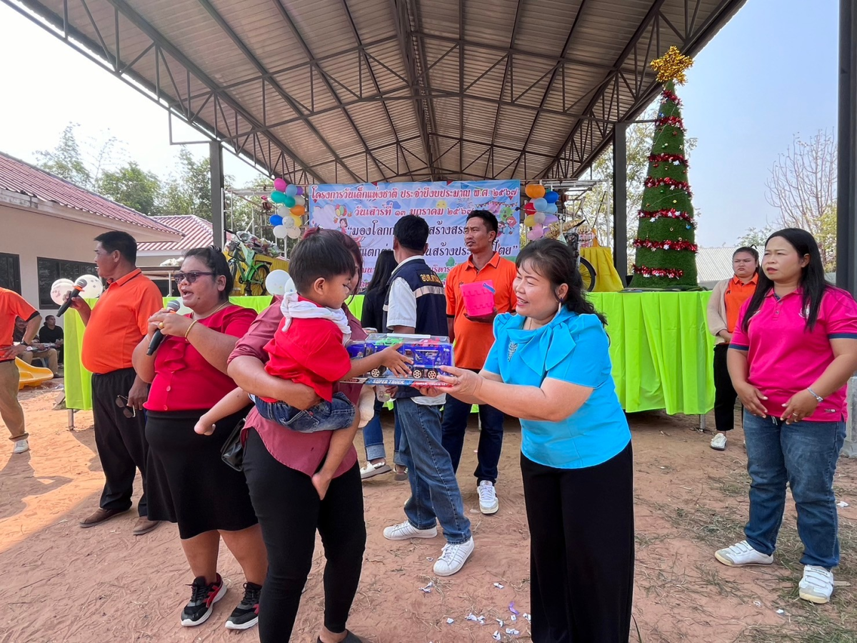 วันที่ 13 มกราคม 2567 นายยศพล นนท์ขุนทด นายก อบต.ด่านใน พร้อมคณะผู้บริหาร ประธานสภา ส.อบต. พนักงานส่วนตำบล พนักงานจ้าง ได้จัดโครงการวันเด็กแห่งชาติ ประจำปี 2567 ณ ศูนย์พัฒนาเด็กเล็ก อบต.ด่านใน ขอขอบพระคุณ ผู้ปกครองผู้ใหญ่ใจดีทุกท่านที่สนับสนุนของรางวัลให้กับเด็กๆ