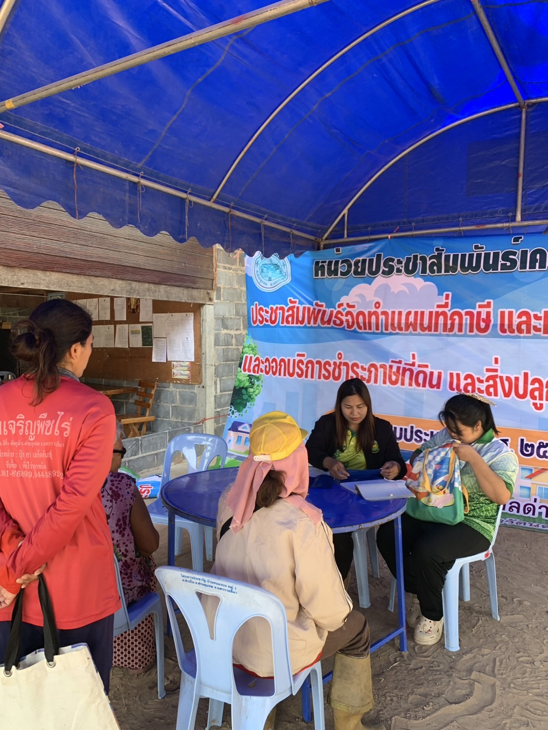 ภาพประกอบโครงการออกบริการรับชำระภาษีที่ดินและสิ่งปลูกสร้างนอกสถานที่ ประจำปีงบประมาณ พ.ศ. 2568