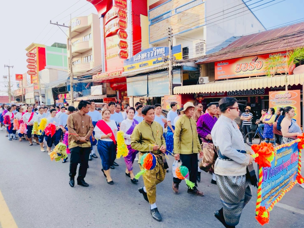 ภาพบรรยากาศพิธีไหลรถแห่ดอกไม้พวงมโหตรครอบเครื่องบูชาพ่อขุนทด ในวันที่ 25 กุมภาพันธ์ 2569  เริ่มเดินขบวนจากหน้าที่ว่าการอำเภอด่านขุนทดไปยังลานอนุสาวรีย์พ่อขุนทด 
