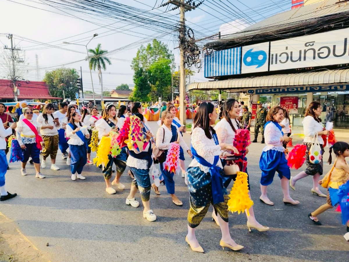 ภาพบรรยากาศพิธีไหลรถแห่ดอกไม้พวงมโหตรครอบเครื่องบูชาพ่อขุนทด ในวันที่ 25 กุมภาพันธ์ 2569  เริ่มเดินขบวนจากหน้าที่ว่าการอำเภอด่านขุนทดไปยังลานอนุสาวรีย์พ่อขุนทด 