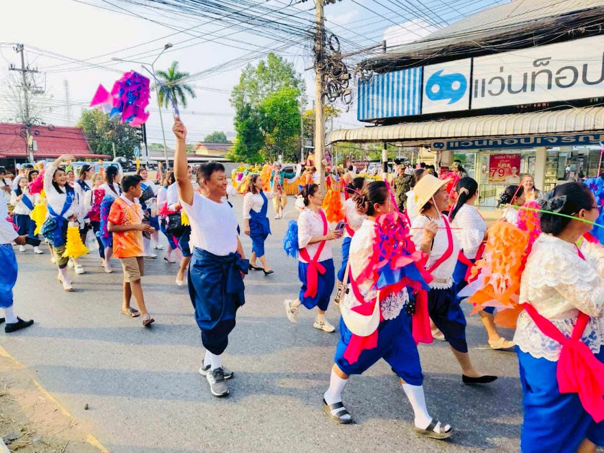 ภาพบรรยากาศพิธีไหลรถแห่ดอกไม้พวงมโหตรครอบเครื่องบูชาพ่อขุนทด ในวันที่ 25 กุมภาพันธ์ 2569  เริ่มเดินขบวนจากหน้าที่ว่าการอำเภอด่านขุนทดไปยังลานอนุสาวรีย์พ่อขุนทด 