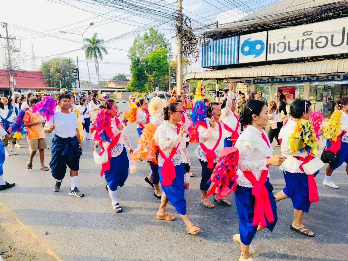 ภาพบรรยากาศพิธีไหลรถแห่ดอกไม้พวงมโหตรครอบเครื่องบูชาพ่อขุนทด ในวันที่ 25 กุมภาพันธ์ 2569  เริ่มเดินขบวนจากหน้าที่ว่าการอำเภอด่านขุนทดไปยังลานอนุสาวรีย์พ่อขุนทด 