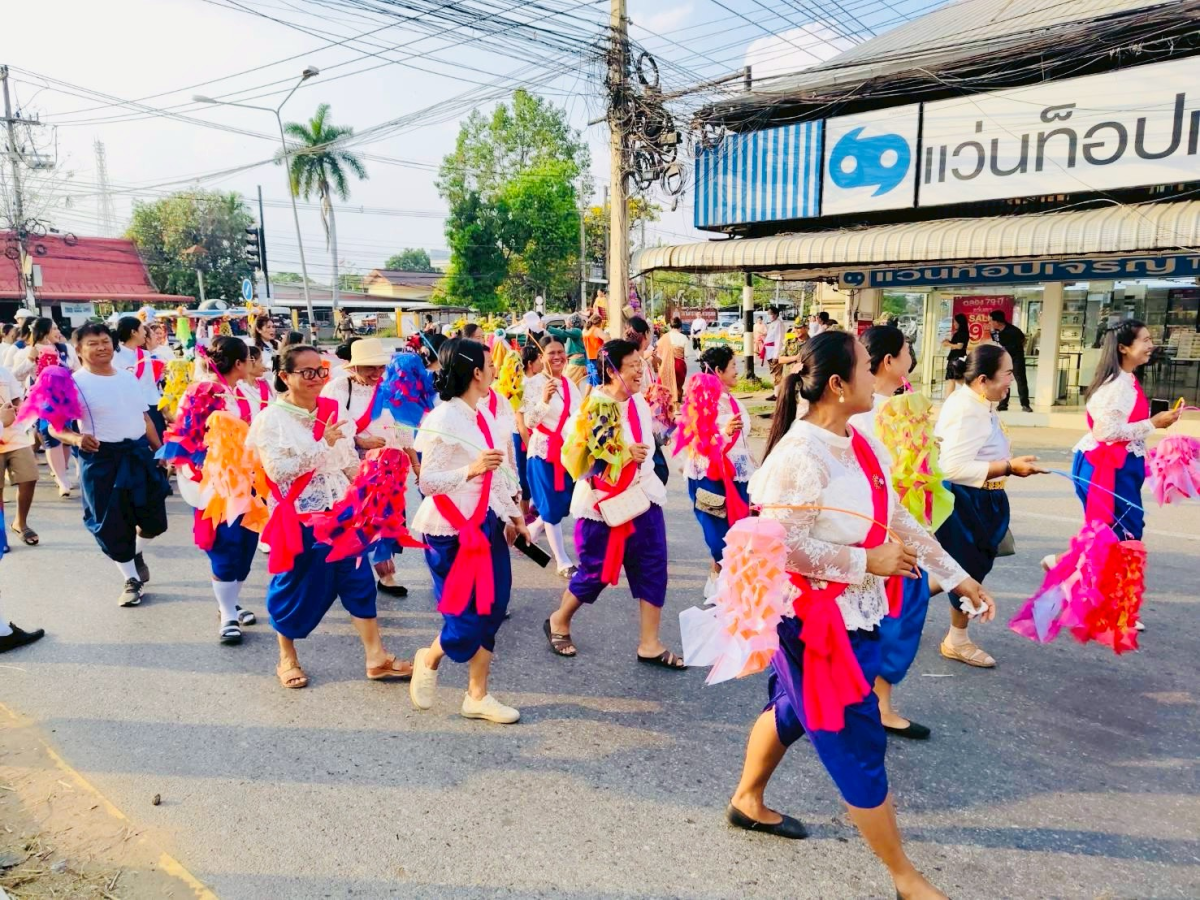 ภาพบรรยากาศพิธีไหลรถแห่ดอกไม้พวงมโหตรครอบเครื่องบูชาพ่อขุนทด ในวันที่ 25 กุมภาพันธ์ 2569  เริ่มเดินขบวนจากหน้าที่ว่าการอำเภอด่านขุนทดไปยังลานอนุสาวรีย์พ่อขุนทด 