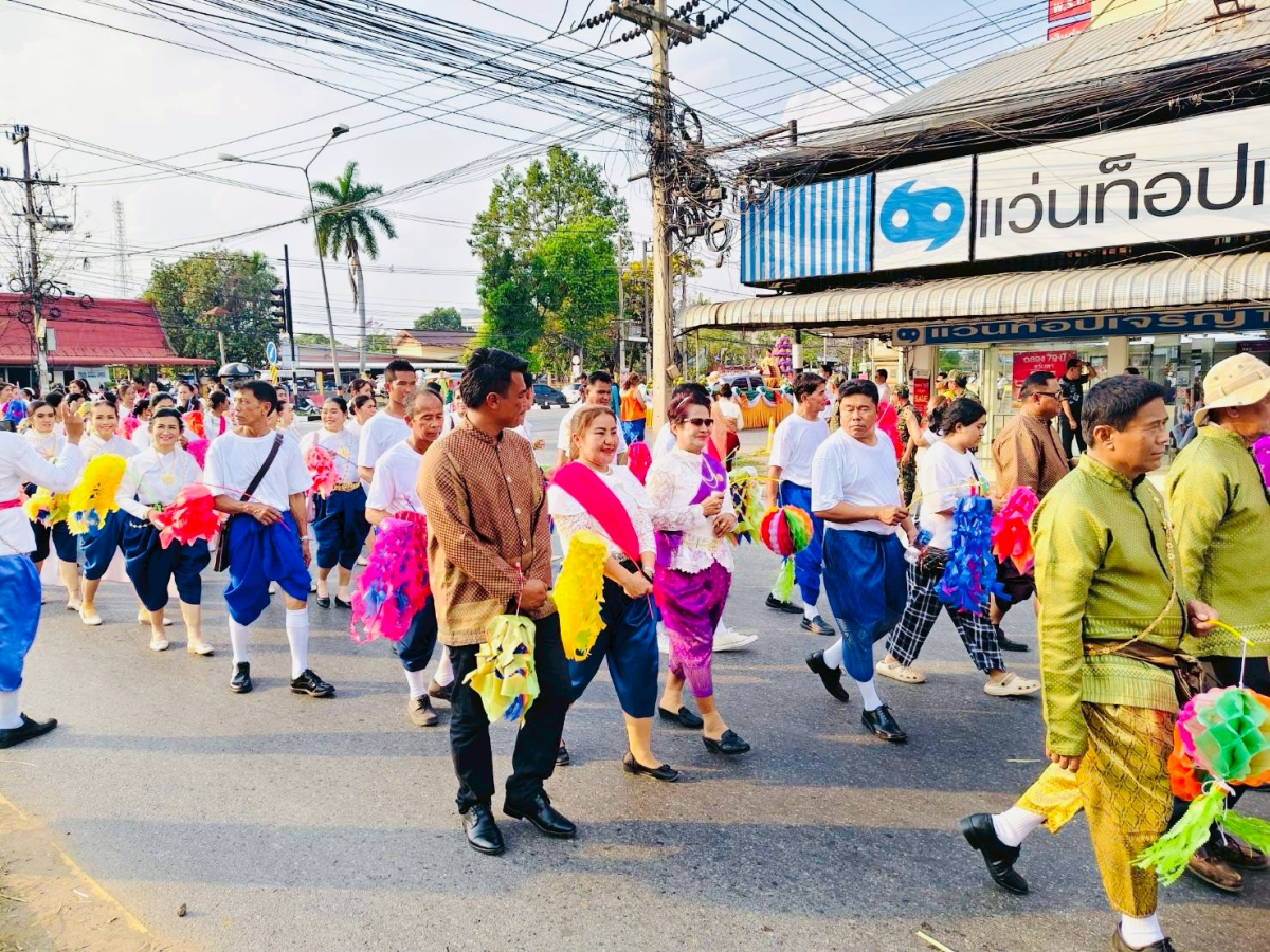 ภาพบรรยากาศพิธีไหลรถแห่ดอกไม้พวงมโหตรครอบเครื่องบูชาพ่อขุนทด ในวันที่ 25 กุมภาพันธ์ 2569  เริ่มเดินขบวนจากหน้าที่ว่าการอำเภอด่านขุนทดไปยังลานอนุสาวรีย์พ่อขุนทด 