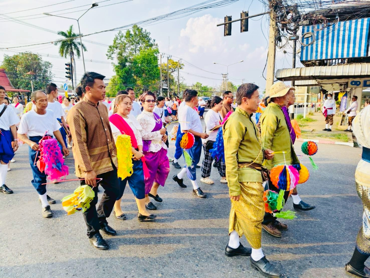 ภาพบรรยากาศพิธีไหลรถแห่ดอกไม้พวงมโหตรครอบเครื่องบูชาพ่อขุนทด ในวันที่ 25 กุมภาพันธ์ 2569  เริ่มเดินขบวนจากหน้าที่ว่าการอำเภอด่านขุนทดไปยังลานอนุสาวรีย์พ่อขุนทด 