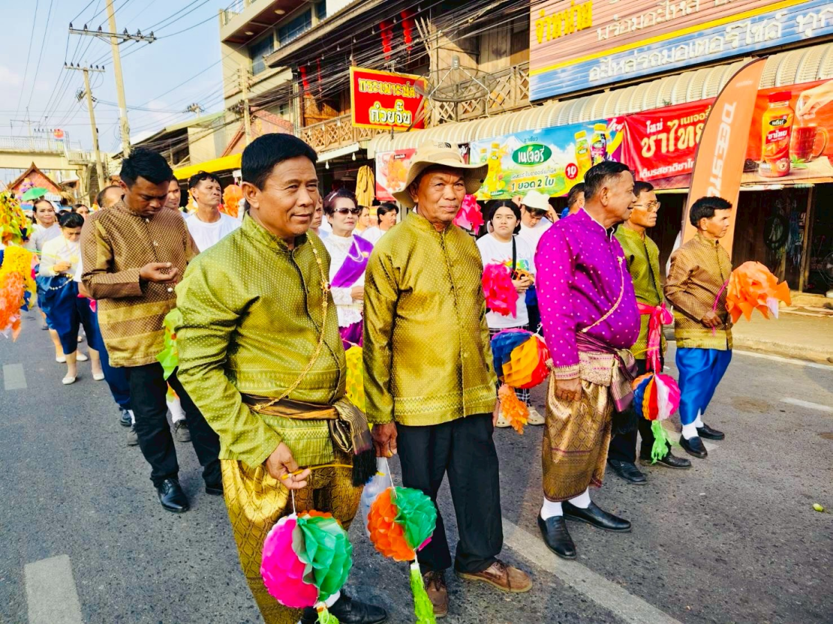 ภาพบรรยากาศพิธีไหลรถแห่ดอกไม้พวงมโหตรครอบเครื่องบูชาพ่อขุนทด ในวันที่ 25 กุมภาพันธ์ 2569  เริ่มเดินขบวนจากหน้าที่ว่าการอำเภอด่านขุนทดไปยังลานอนุสาวรีย์พ่อขุนทด 