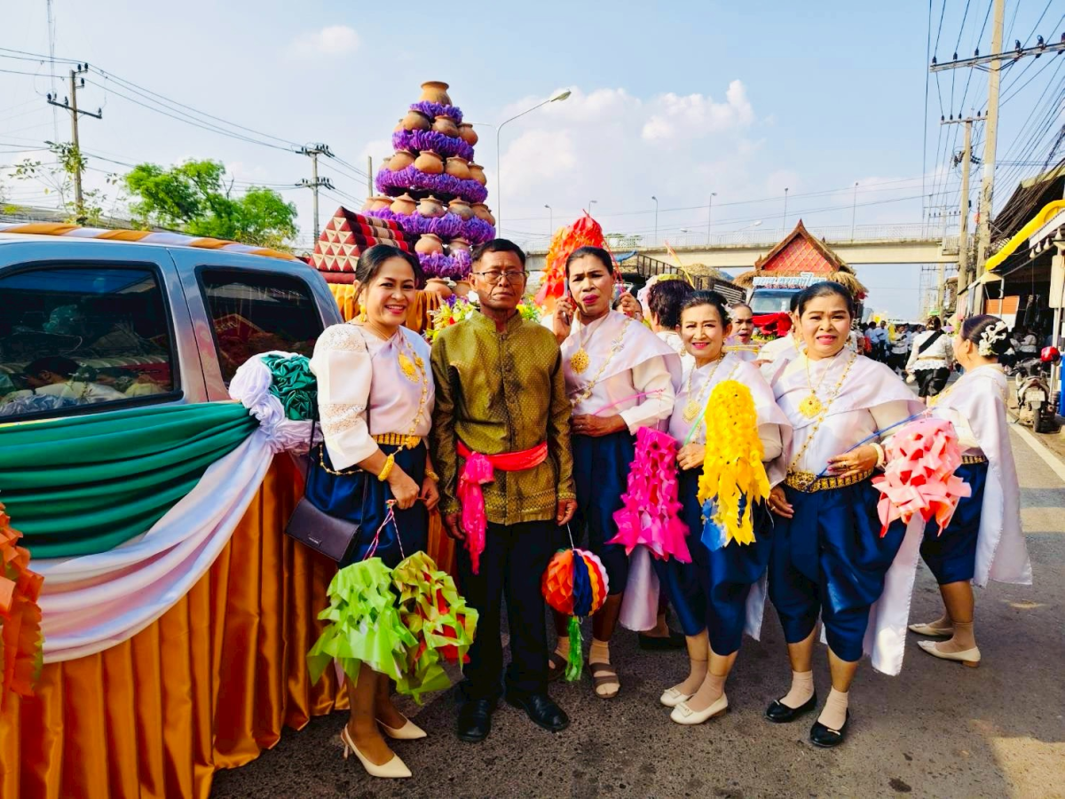 ภาพบรรยากาศพิธีไหลรถแห่ดอกไม้พวงมโหตรครอบเครื่องบูชาพ่อขุนทด ในวันที่ 25 กุมภาพันธ์ 2569  เริ่มเดินขบวนจากหน้าที่ว่าการอำเภอด่านขุนทดไปยังลานอนุสาวรีย์พ่อขุนทด 