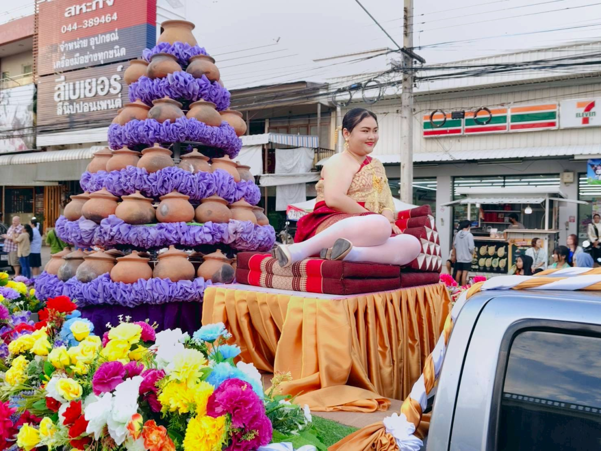 ภาพบรรยากาศพิธีไหลรถแห่ดอกไม้พวงมโหตรครอบเครื่องบูชาพ่อขุนทด ในวันที่ 25 กุมภาพันธ์ 2569  เริ่มเดินขบวนจากหน้าที่ว่าการอำเภอด่านขุนทดไปยังลานอนุสาวรีย์พ่อขุนทด 