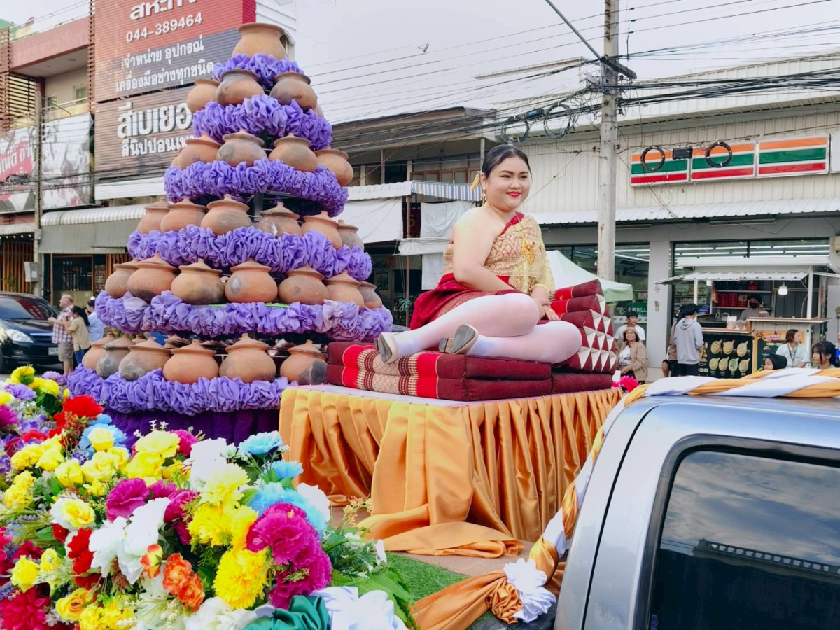 ภาพบรรยากาศพิธีไหลรถแห่ดอกไม้พวงมโหตรครอบเครื่องบูชาพ่อขุนทด ในวันที่ 25 กุมภาพันธ์ 2569  เริ่มเดินขบวนจากหน้าที่ว่าการอำเภอด่านขุนทดไปยังลานอนุสาวรีย์พ่อขุนทด 