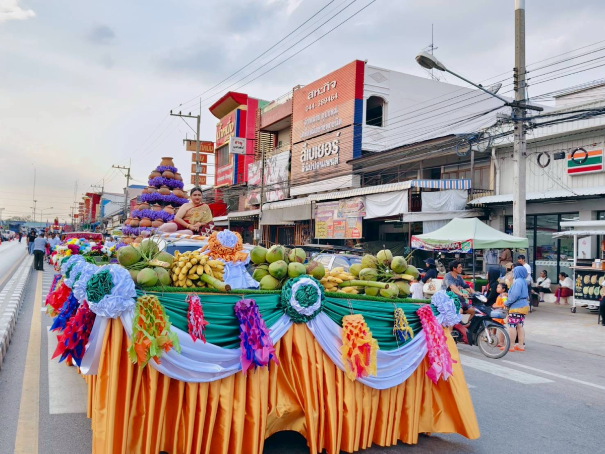 ภาพบรรยากาศพิธีไหลรถแห่ดอกไม้พวงมโหตรครอบเครื่องบูชาพ่อขุนทด ในวันที่ 25 กุมภาพันธ์ 2569  เริ่มเดินขบวนจากหน้าที่ว่าการอำเภอด่านขุนทดไปยังลานอนุสาวรีย์พ่อขุนทด 