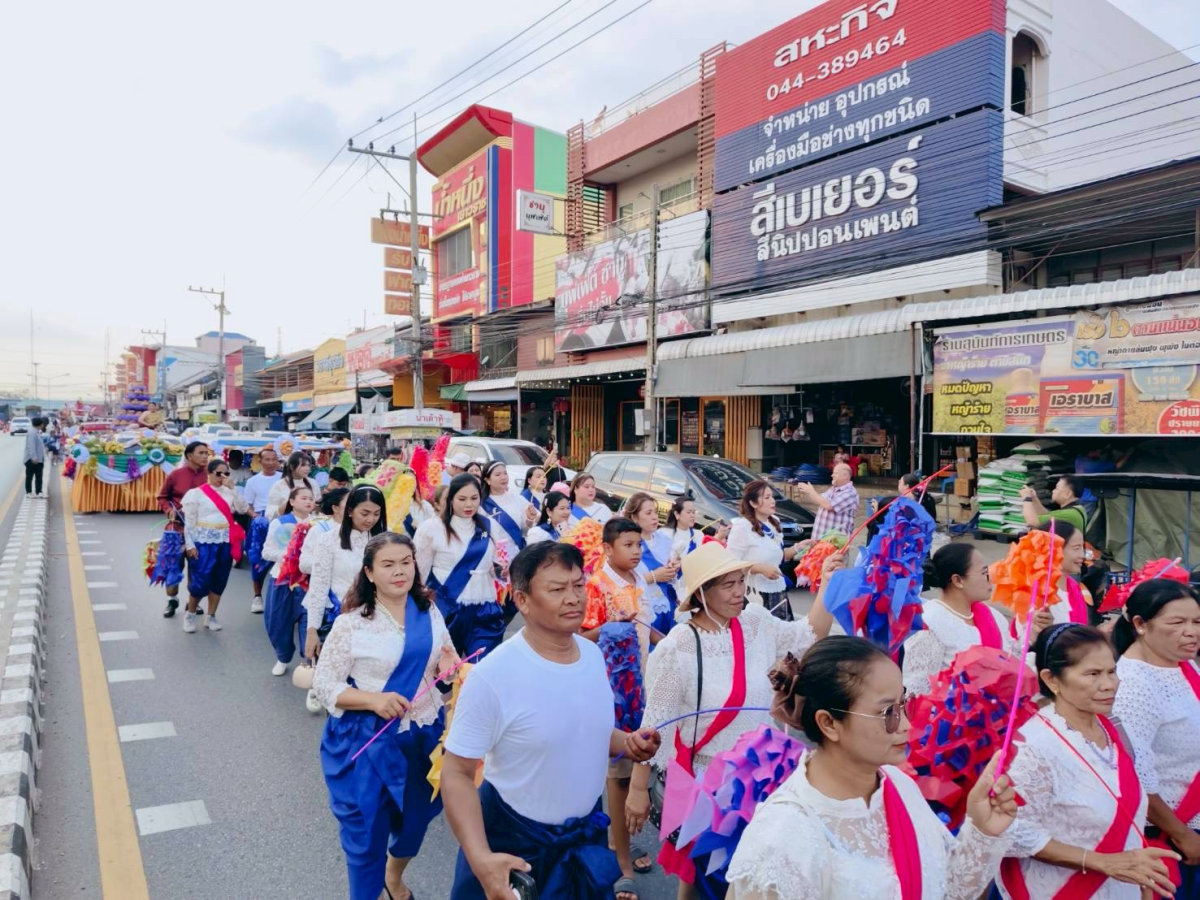 ภาพบรรยากาศพิธีไหลรถแห่ดอกไม้พวงมโหตรครอบเครื่องบูชาพ่อขุนทด ในวันที่ 25 กุมภาพันธ์ 2569  เริ่มเดินขบวนจากหน้าที่ว่าการอำเภอด่านขุนทดไปยังลานอนุสาวรีย์พ่อขุนทด 