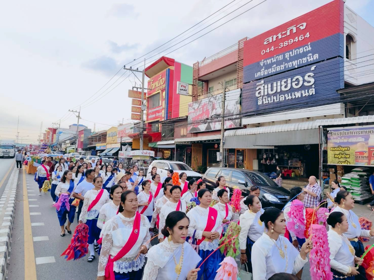 ภาพบรรยากาศพิธีไหลรถแห่ดอกไม้พวงมโหตรครอบเครื่องบูชาพ่อขุนทด ในวันที่ 25 กุมภาพันธ์ 2569  เริ่มเดินขบวนจากหน้าที่ว่าการอำเภอด่านขุนทดไปยังลานอนุสาวรีย์พ่อขุนทด 
