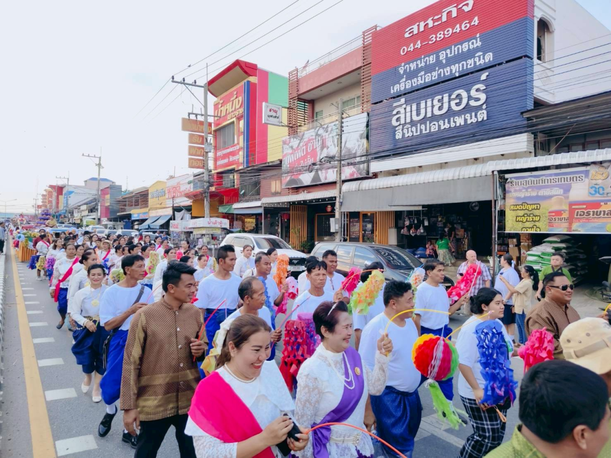 ภาพบรรยากาศพิธีไหลรถแห่ดอกไม้พวงมโหตรครอบเครื่องบูชาพ่อขุนทด ในวันที่ 25 กุมภาพันธ์ 2569  เริ่มเดินขบวนจากหน้าที่ว่าการอำเภอด่านขุนทดไปยังลานอนุสาวรีย์พ่อขุนทด 
