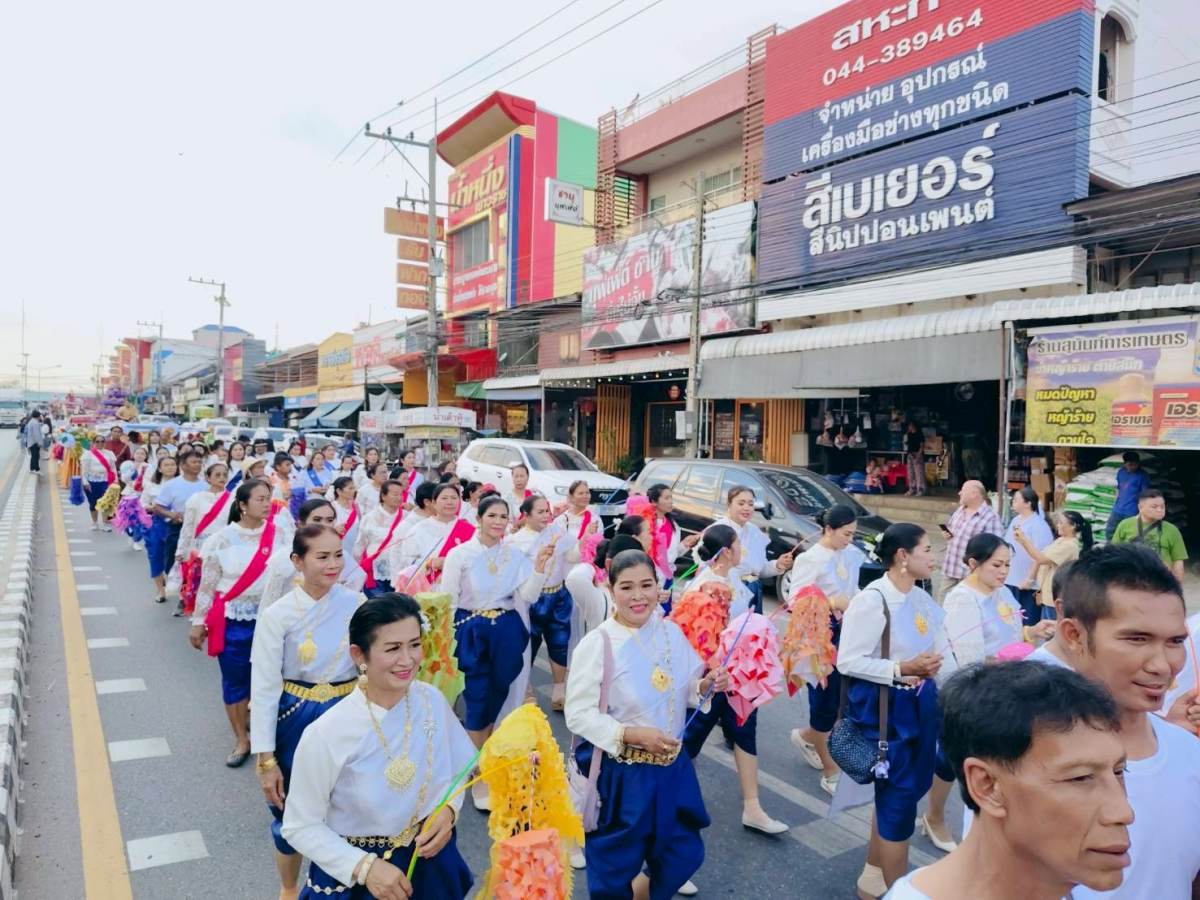 ภาพบรรยากาศพิธีไหลรถแห่ดอกไม้พวงมโหตรครอบเครื่องบูชาพ่อขุนทด ในวันที่ 25 กุมภาพันธ์ 2569  เริ่มเดินขบวนจากหน้าที่ว่าการอำเภอด่านขุนทดไปยังลานอนุสาวรีย์พ่อขุนทด 