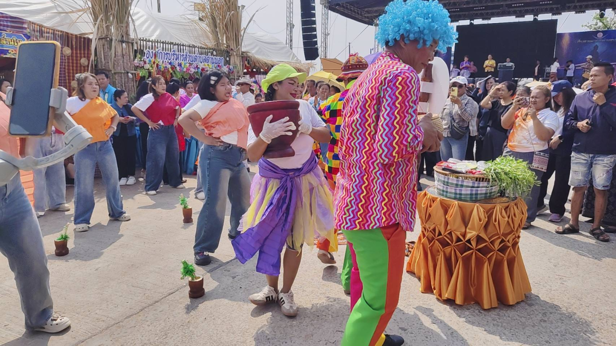 ภาพการประกวดขั่วหมี่ ตำส้มลีลา/น้ำพริก ปลาเผา สะเดาหวาน ในวันที่ 26 กุมภาพันธ์ 2569 ณ เวทีกลางหน้าเทศบาลตำบลด่านขุนทด